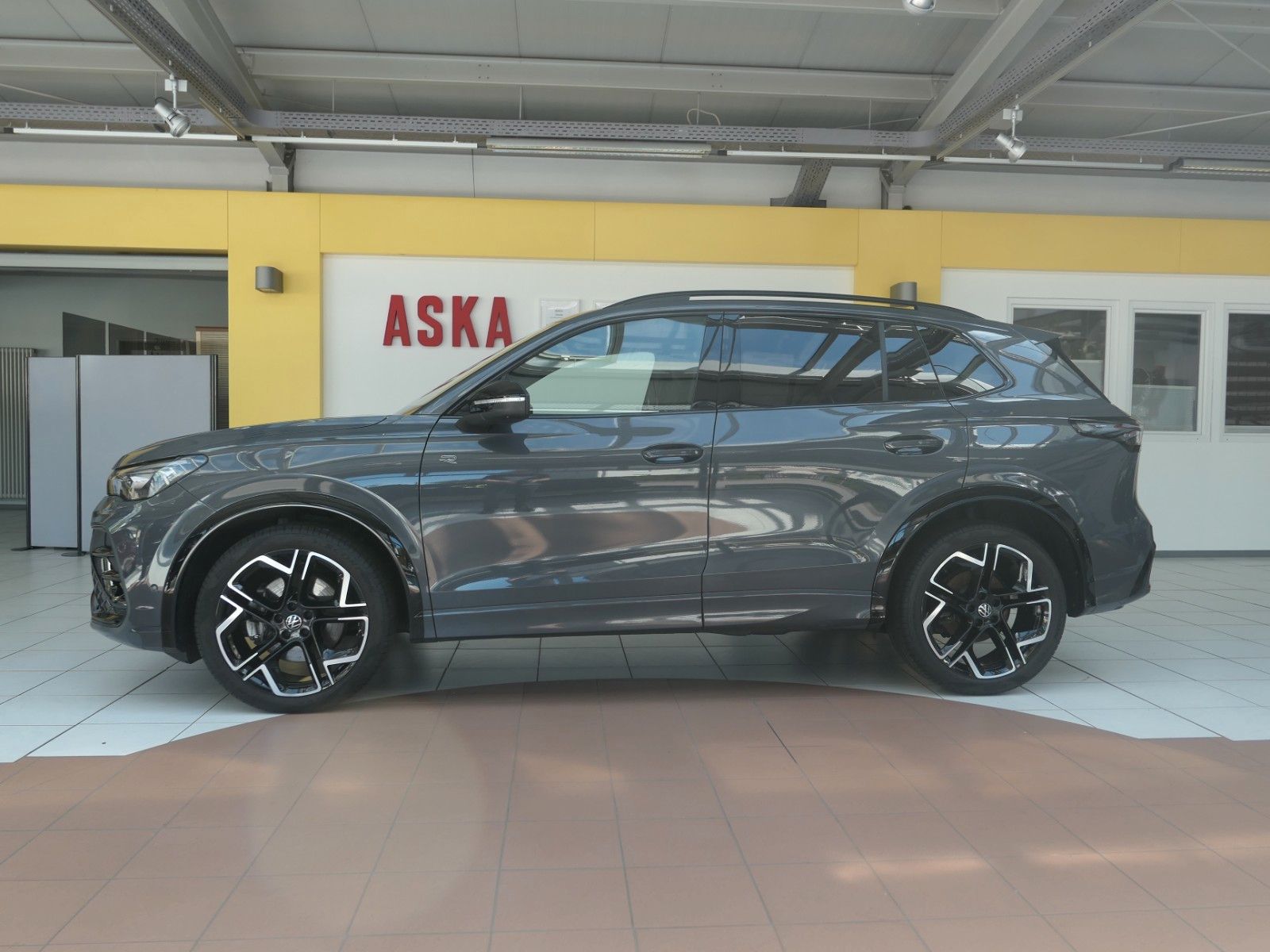Fahrzeugabbildung Volkswagen Tiguan TDI R-Line*DSG*NAVI*AHK*Mass-sitz*Matrix