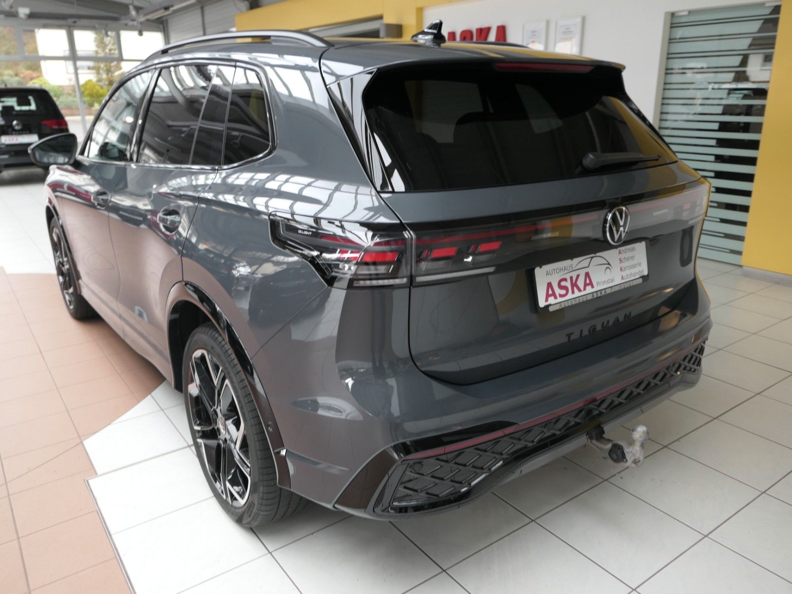 Fahrzeugabbildung Volkswagen Tiguan TDI R-Line*DSG*NAVI*AHK*Mass-sitz*Matrix
