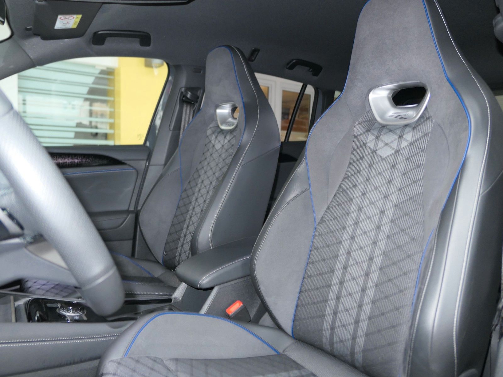 Fahrzeugabbildung Volkswagen Tiguan TDI R-Line*DSG*NAVI*AHK*Mass-sitz*Matrix
