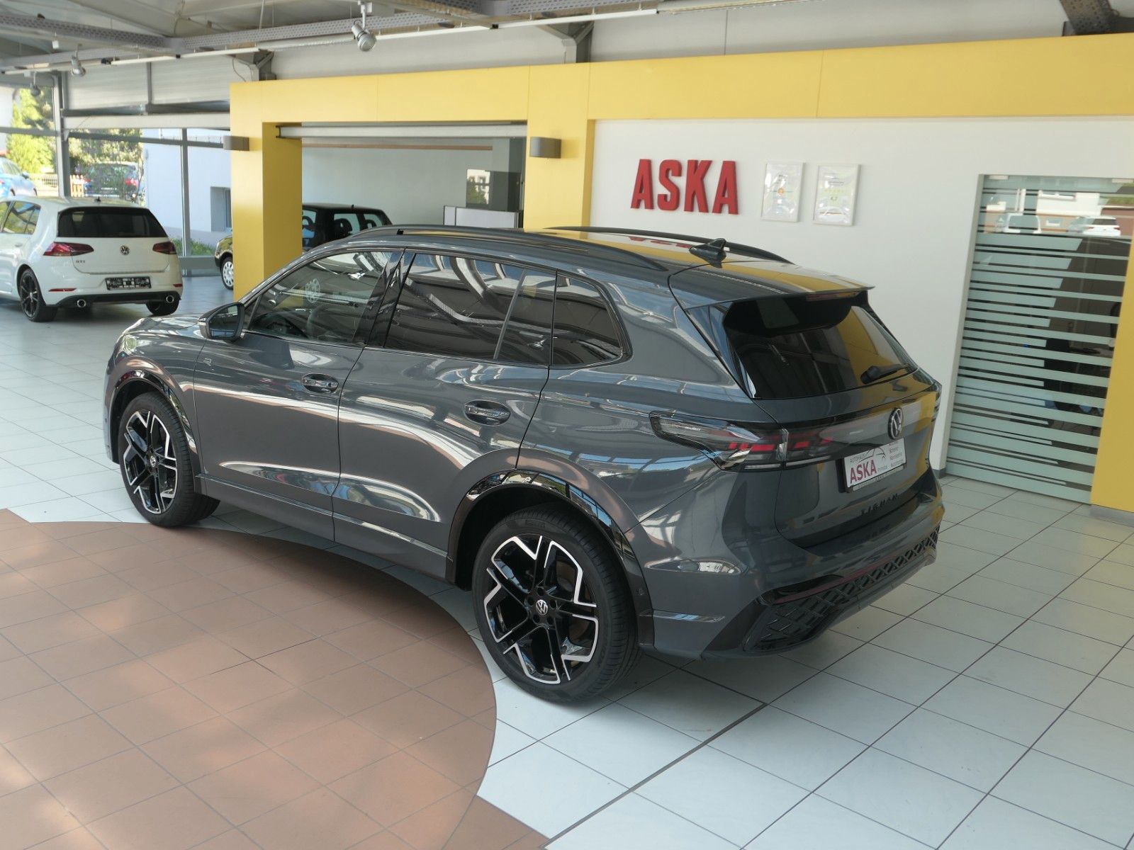 Fahrzeugabbildung Volkswagen Tiguan TDI R-Line*DSG*NAVI*AHK*Mass-sitz*Matrix