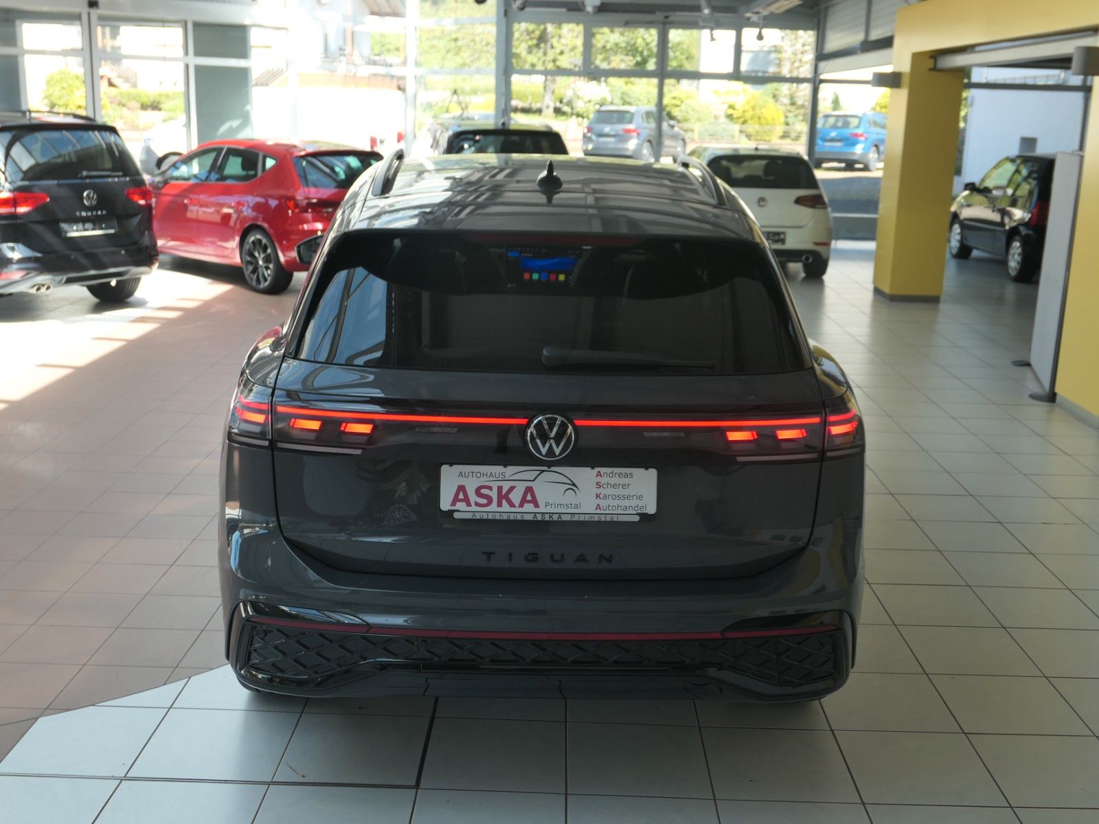 Fahrzeugabbildung Volkswagen Tiguan TDI R-Line*DSG*NAVI*AHK*Mass-sitz*Matrix
