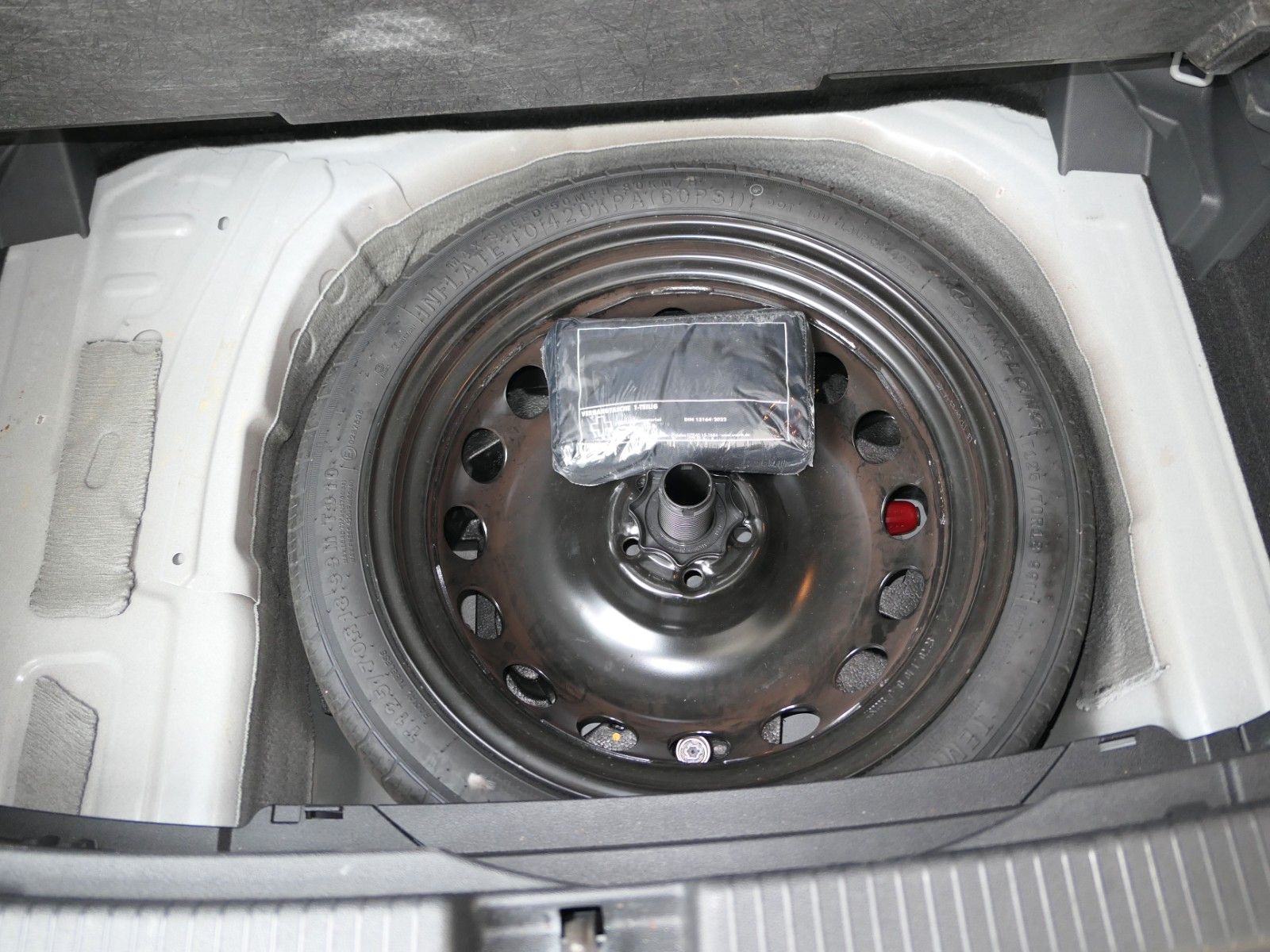 Fahrzeugabbildung Volkswagen T-Cross Style*App.Con*Desing-Paket schwarz*LM18"