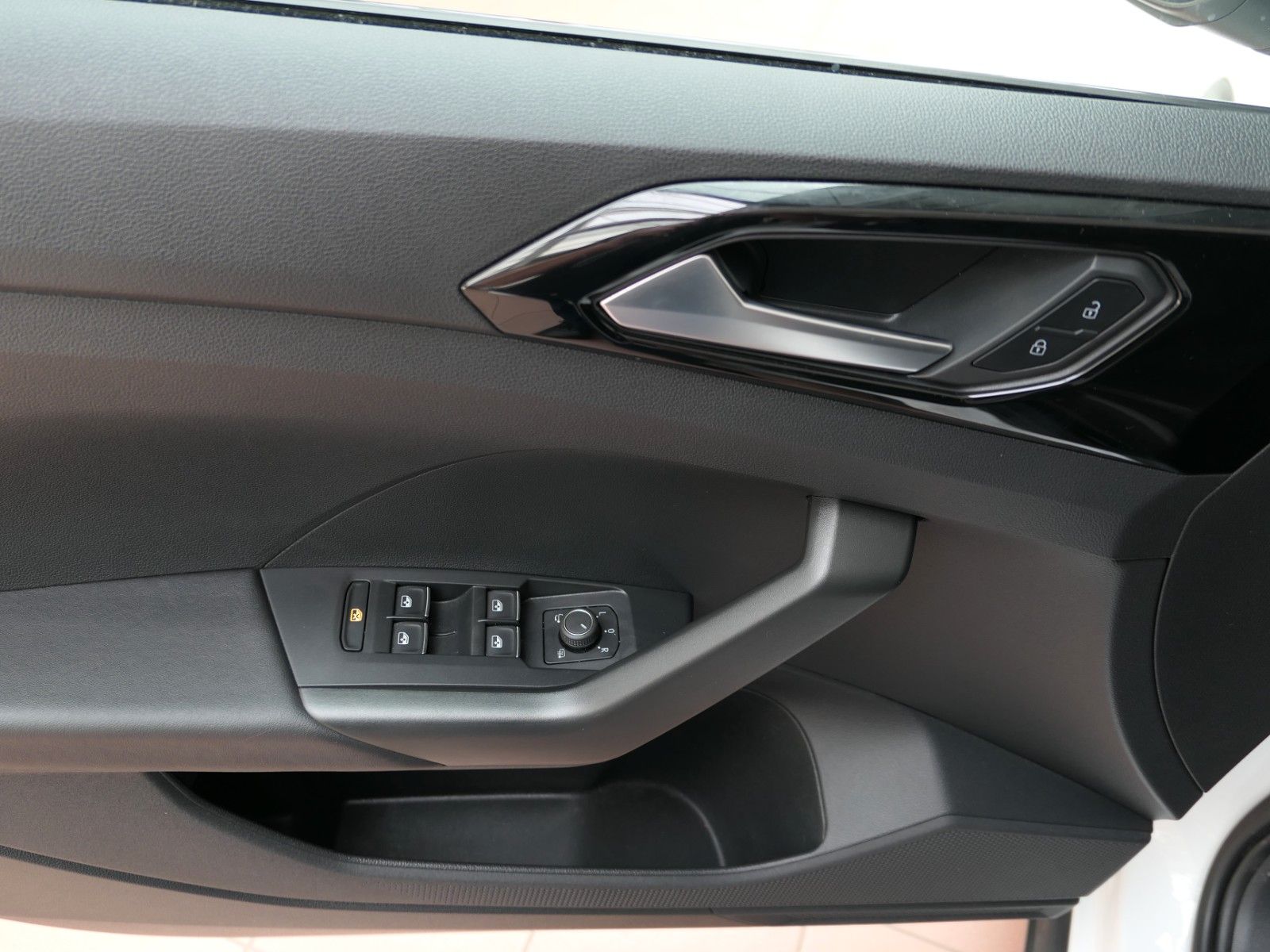 Fahrzeugabbildung Volkswagen T-Cross Style*App.Con*Desing-Paket schwarz*LM18"