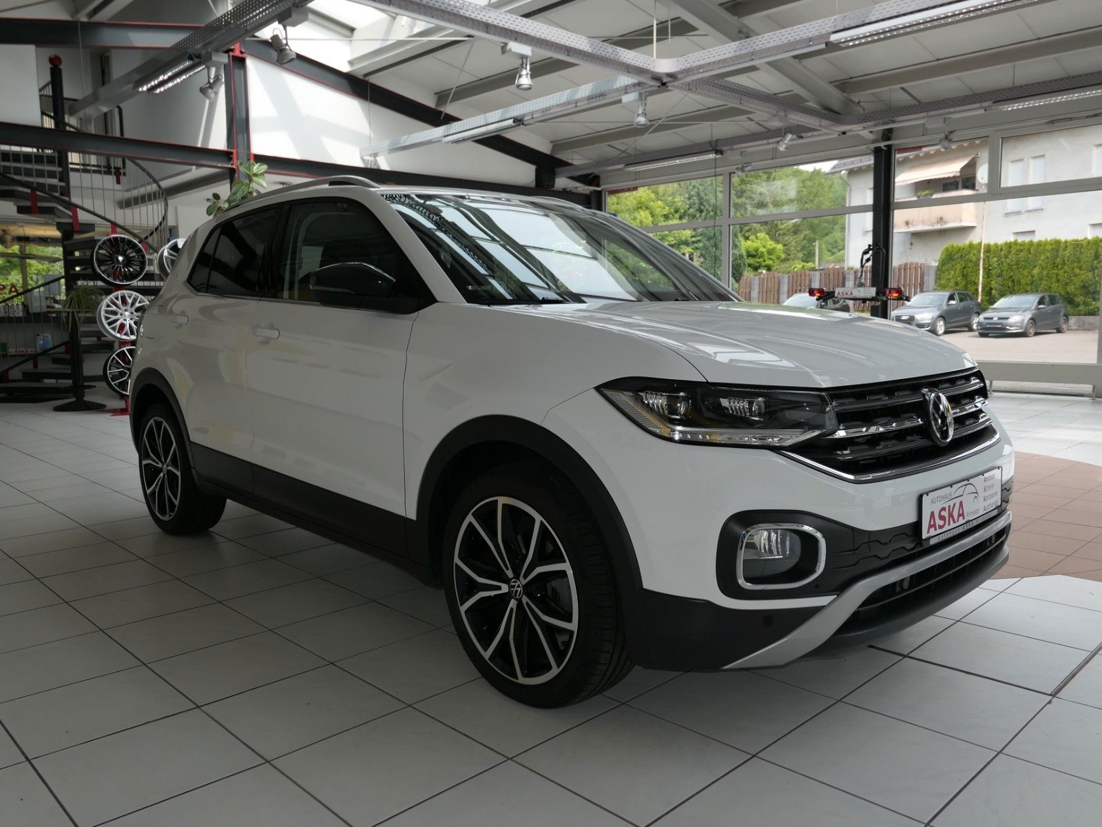 Fahrzeugabbildung Volkswagen T-Cross Style*App.Con*Desing-Paket schwarz*LM18"