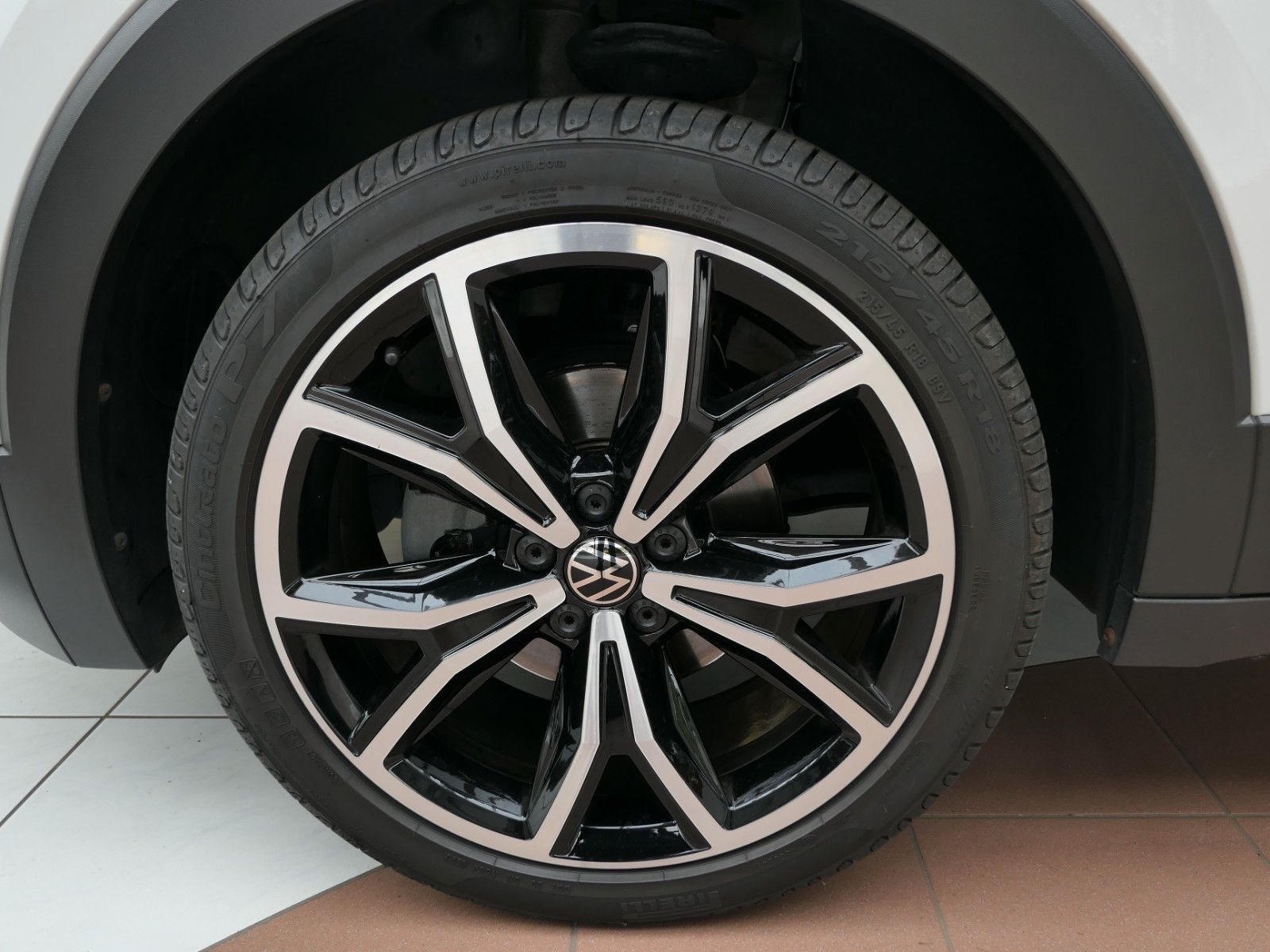 Fahrzeugabbildung Volkswagen T-Cross Style*App.Con*Desing-Paket schwarz*LM18"