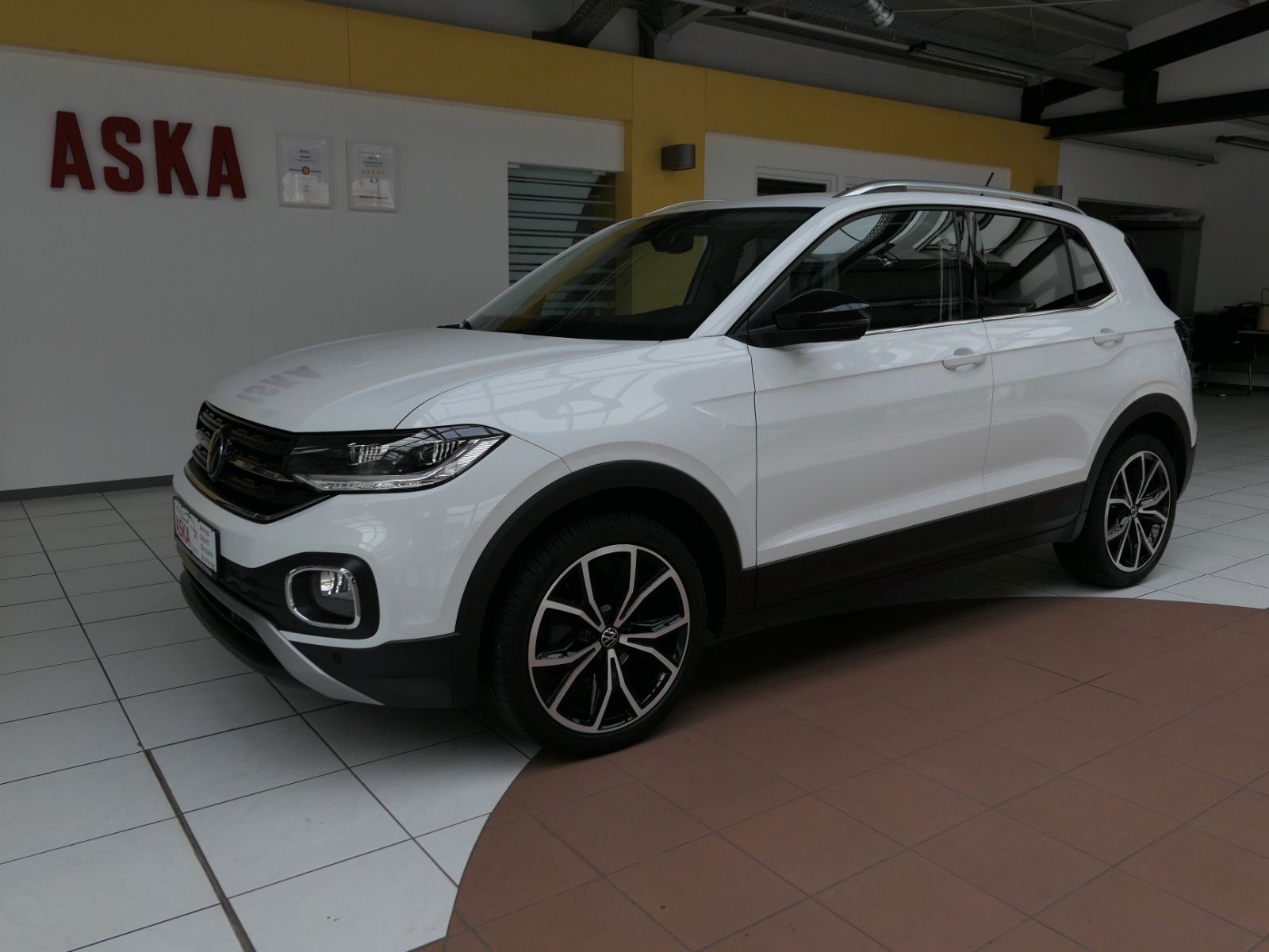 Fahrzeugabbildung Volkswagen T-Cross Style*App.Con*Desing-Paket schwarz*LM18"