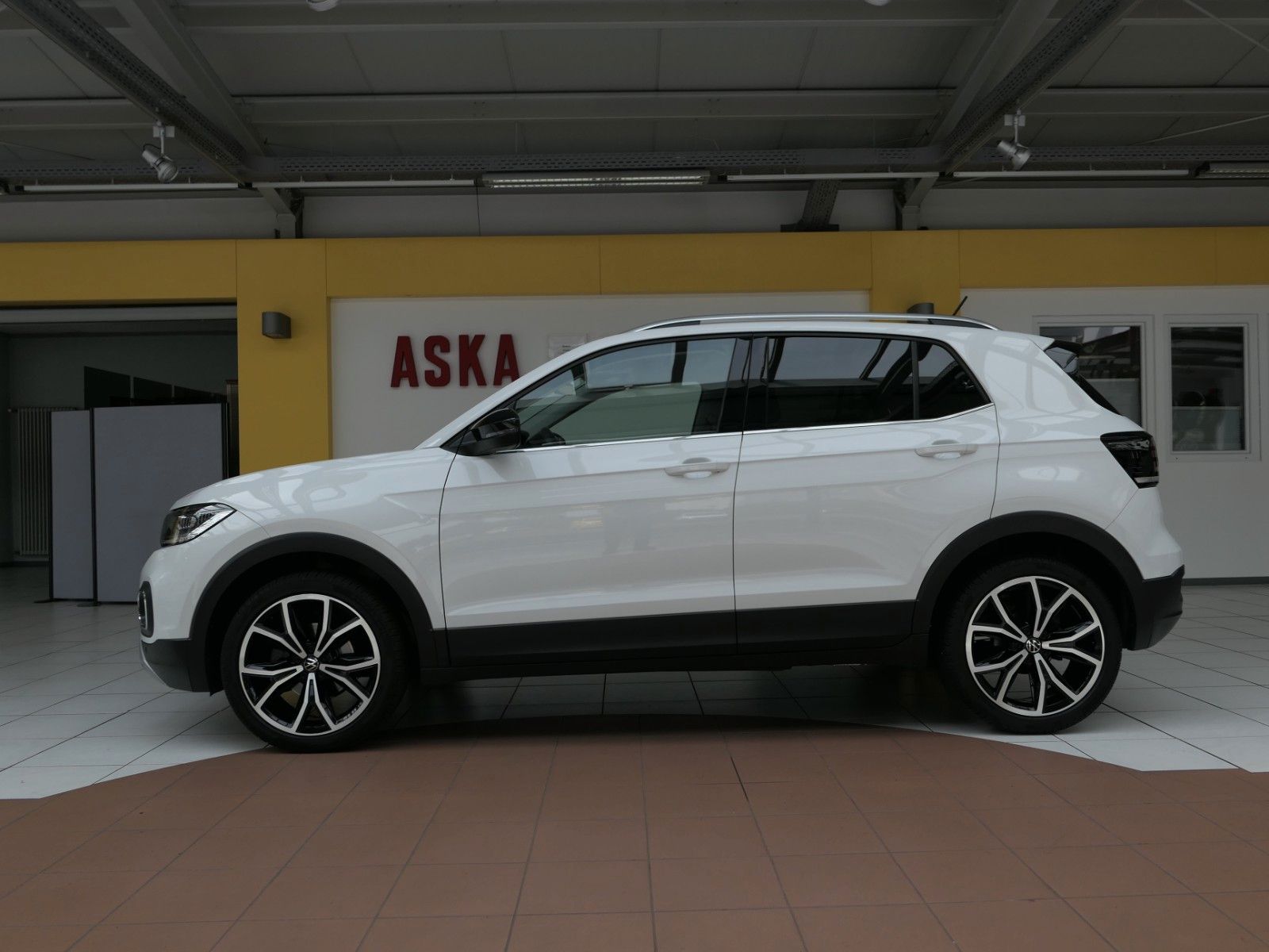 Fahrzeugabbildung Volkswagen T-Cross Style*App.Con*Desing-Paket schwarz*LM18"