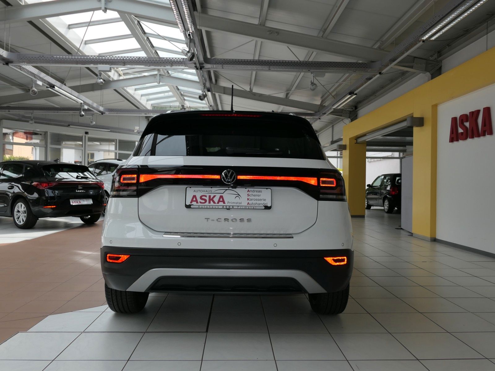 Fahrzeugabbildung Volkswagen T-Cross Style*App.Con*Desing-Paket schwarz*LM18"