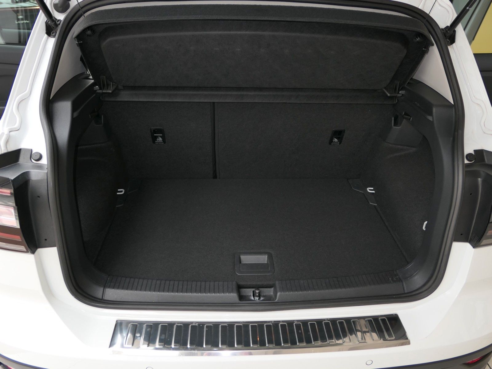 Fahrzeugabbildung Volkswagen T-Cross Style*App.Con*Desing-Paket schwarz*LM18"