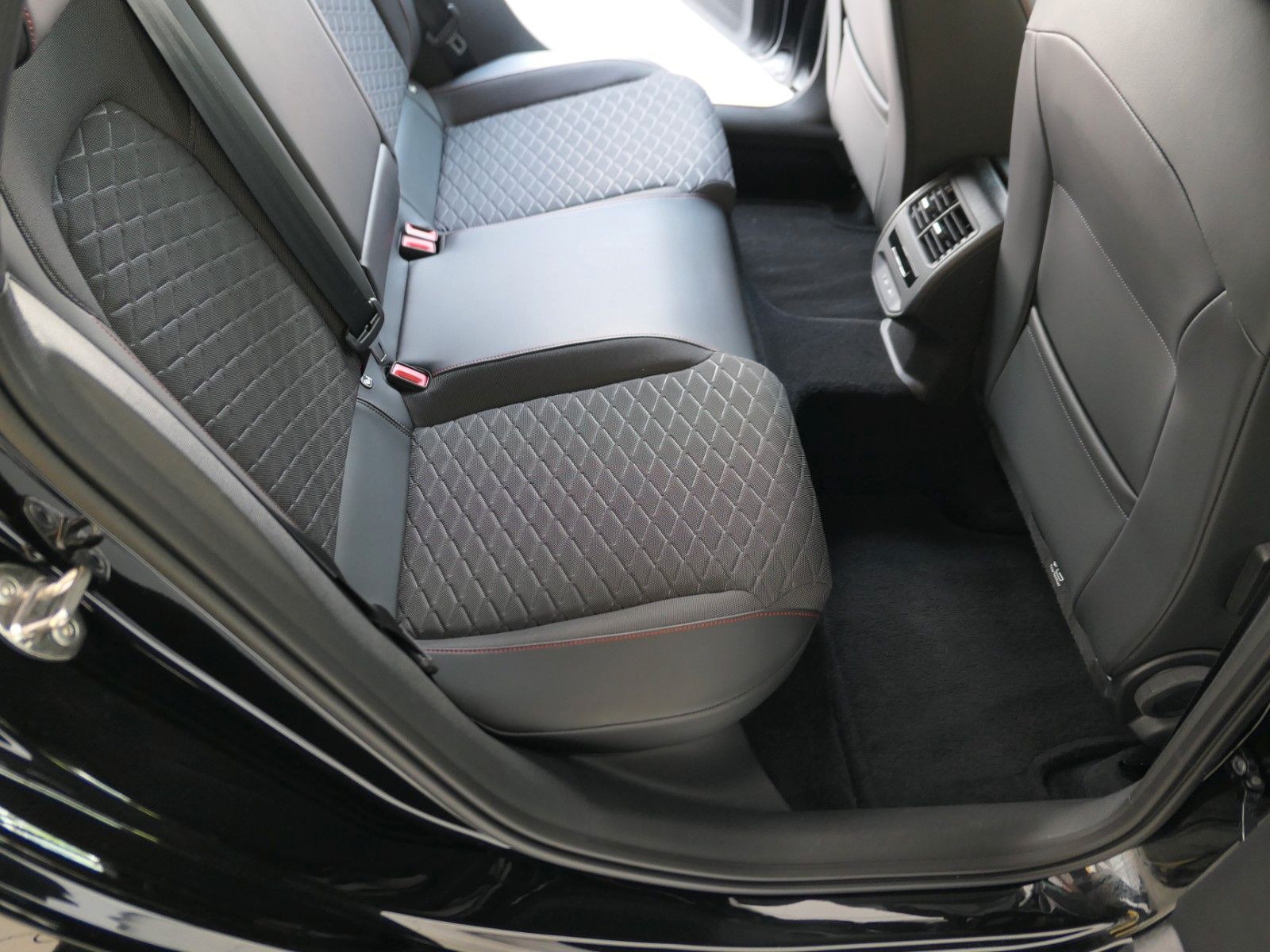 Fahrzeugabbildung SEAT Leon FR Teilleder*Alarm*Navi+Full-Link*LM18"