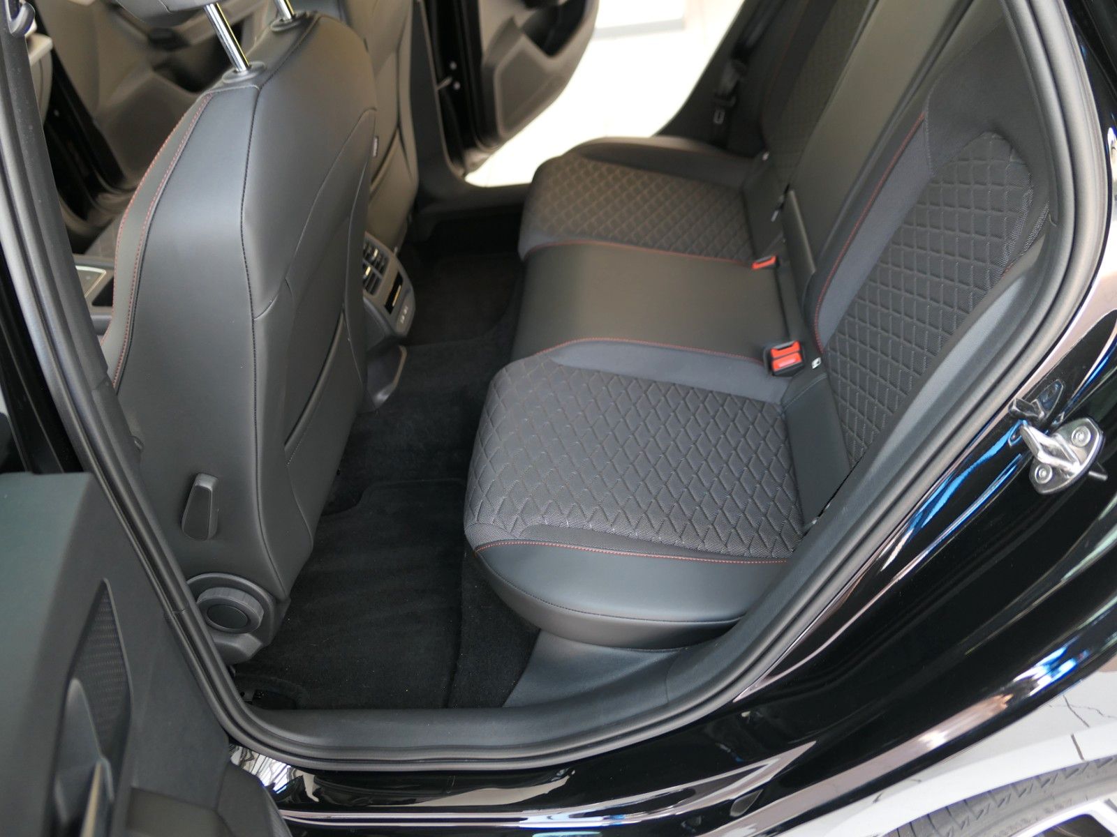 Fahrzeugabbildung SEAT Leon FR Teilleder*Alarm*Navi+Full-Link*LM18"