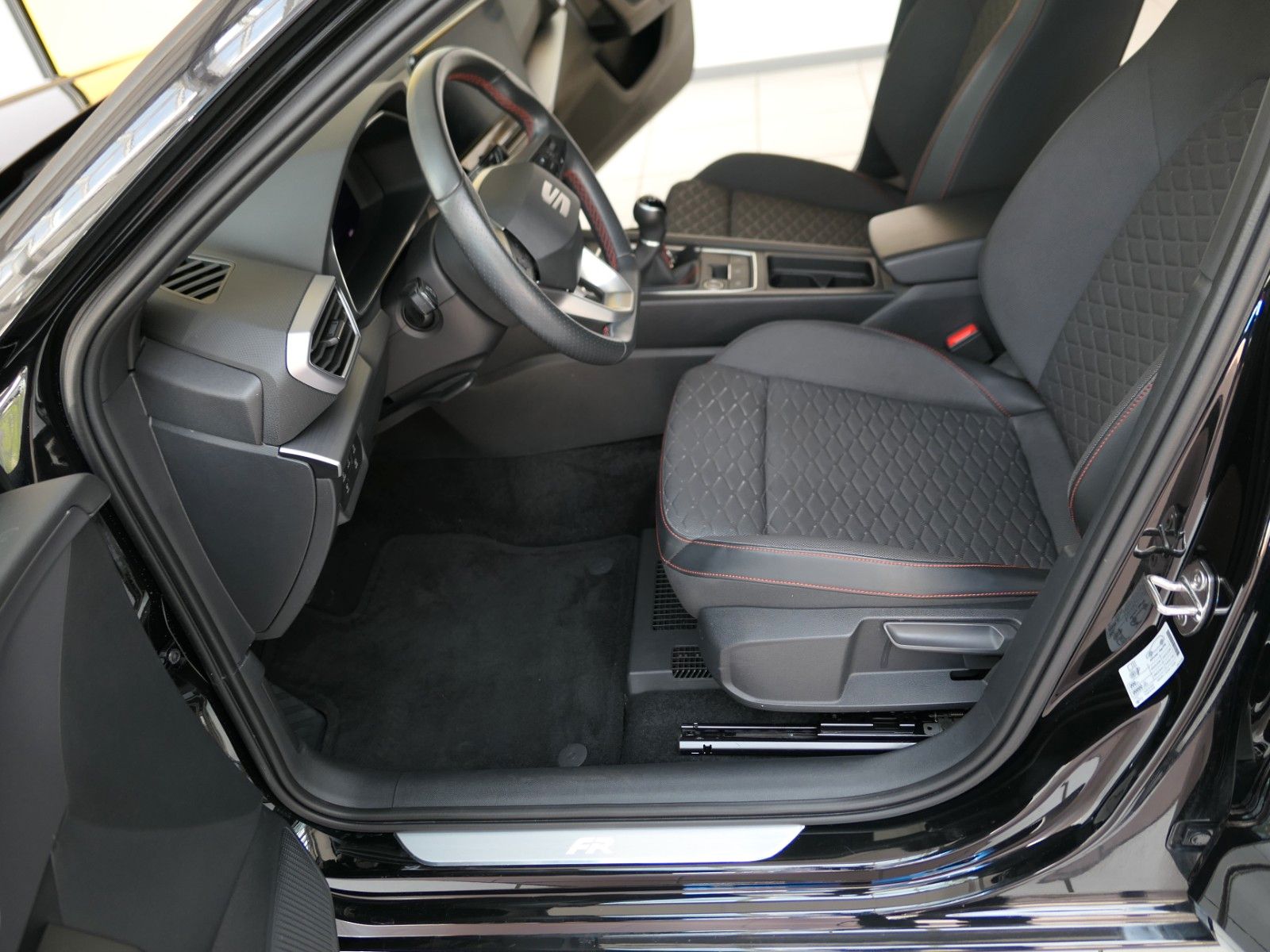 Fahrzeugabbildung SEAT Leon FR Teilleder*Alarm*Navi+Full-Link*LM18"