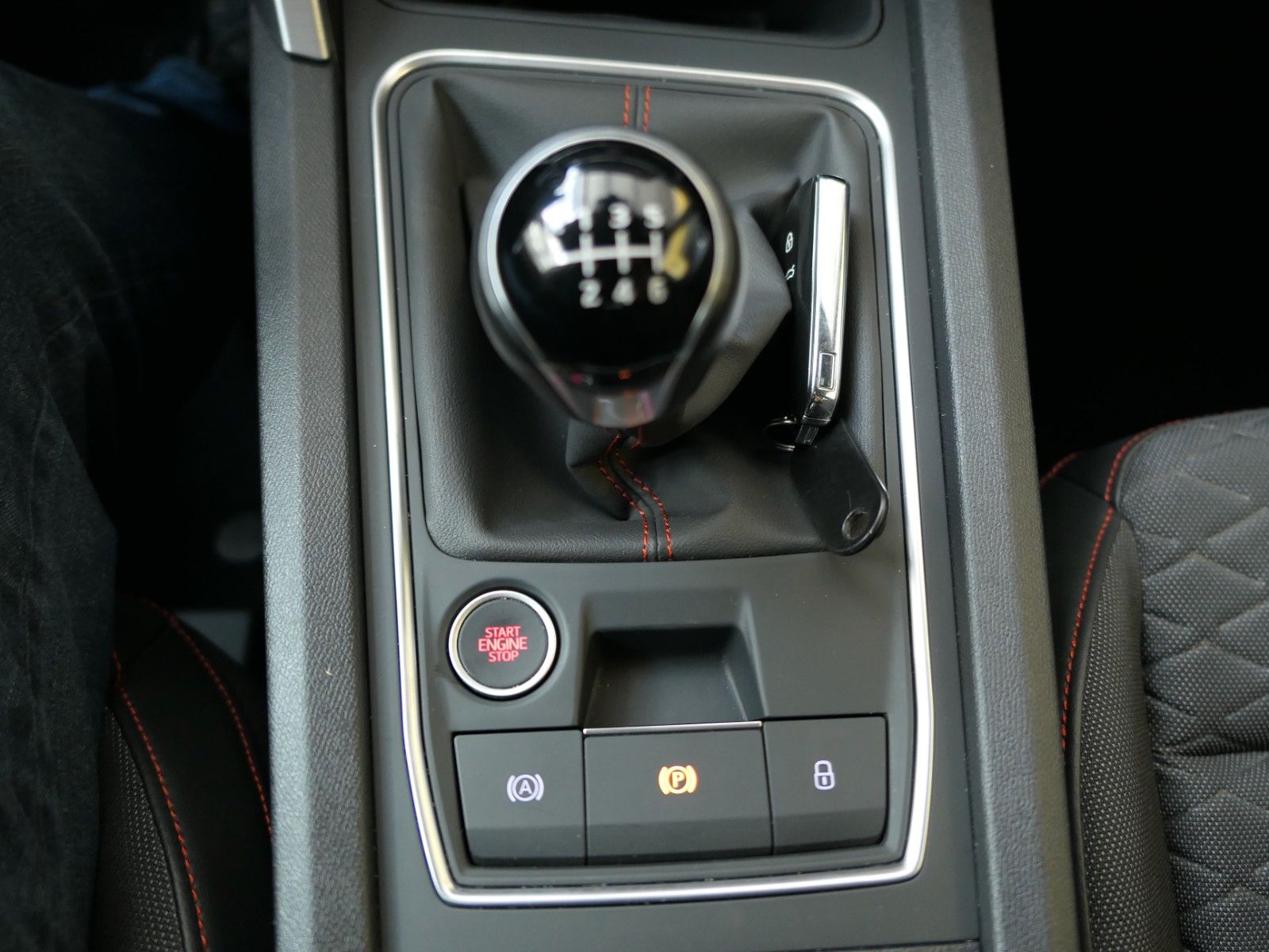 Fahrzeugabbildung SEAT Leon FR Teilleder*Alarm*Navi+Full-Link*LM18"