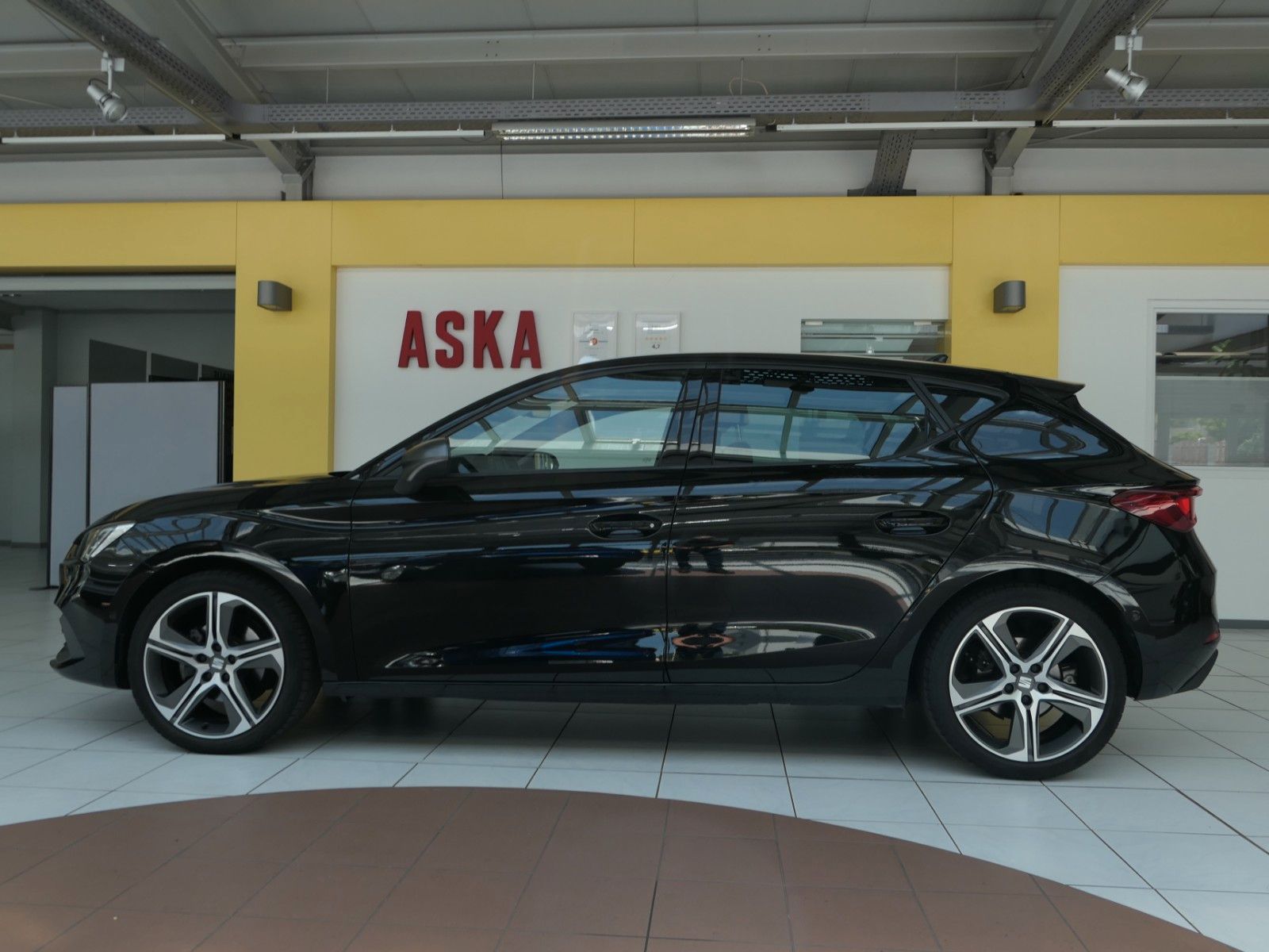 Fahrzeugabbildung SEAT Leon FR Teilleder*Alarm*Navi+Full-Link*LM18"
