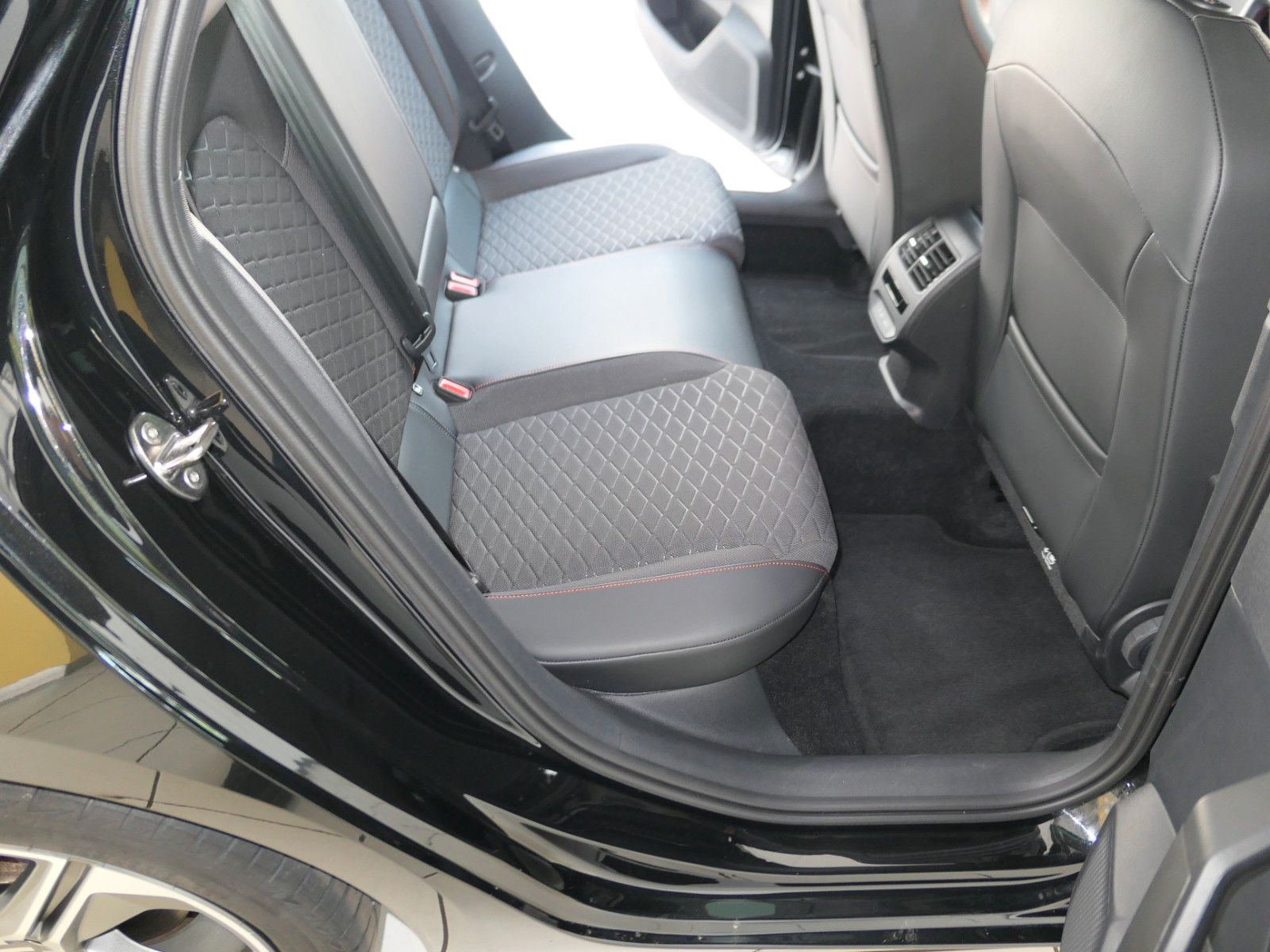 Fahrzeugabbildung SEAT Leon FR Teilleder*Alarm*Navi+Full-Link*LM18"
