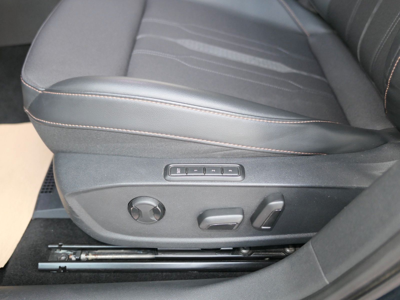 Fahrzeugabbildung CUPRA Leon 1.5 eTSI DSG*NAVI*RFK*dig.Cockpit*LM18"