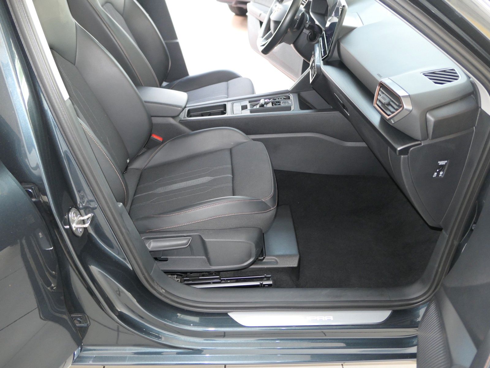 Fahrzeugabbildung CUPRA Leon 1.5 eTSI DSG*NAVI*RFK*dig.Cockpit*LM18"
