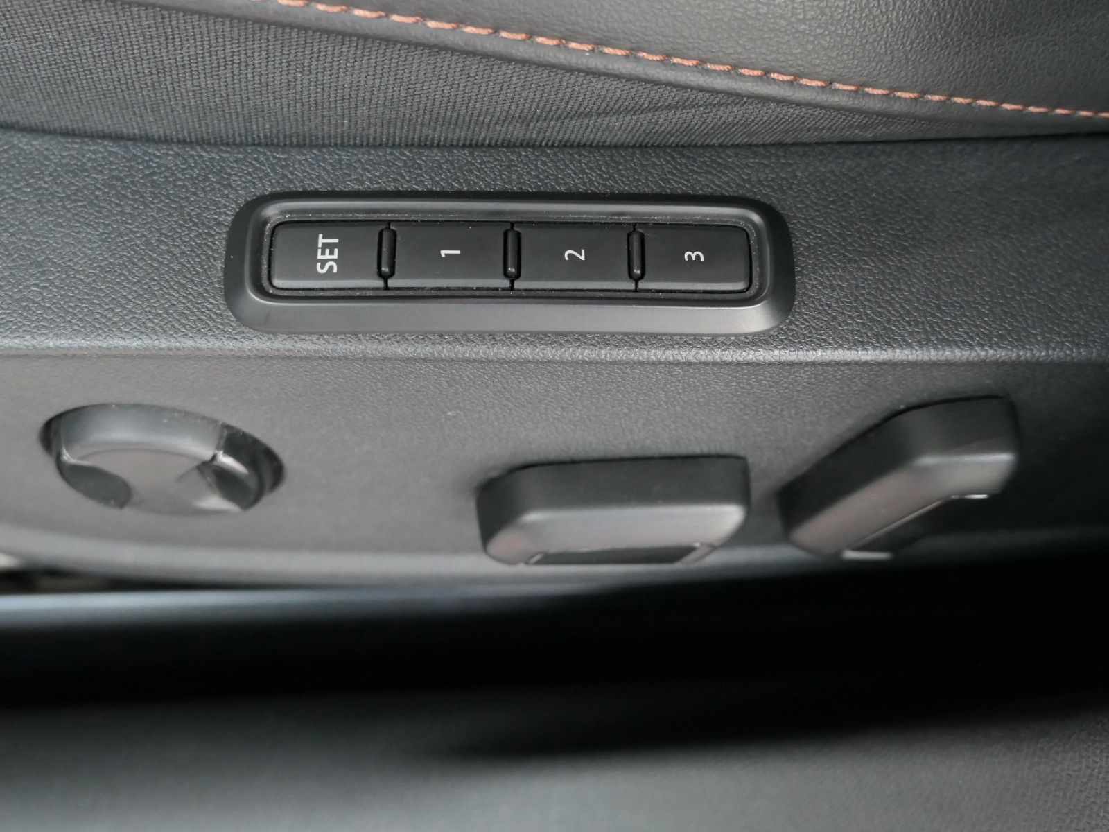 Fahrzeugabbildung CUPRA Leon 1.5 eTSI DSG*NAVI*RFK*dig.Cockpit*LM18"