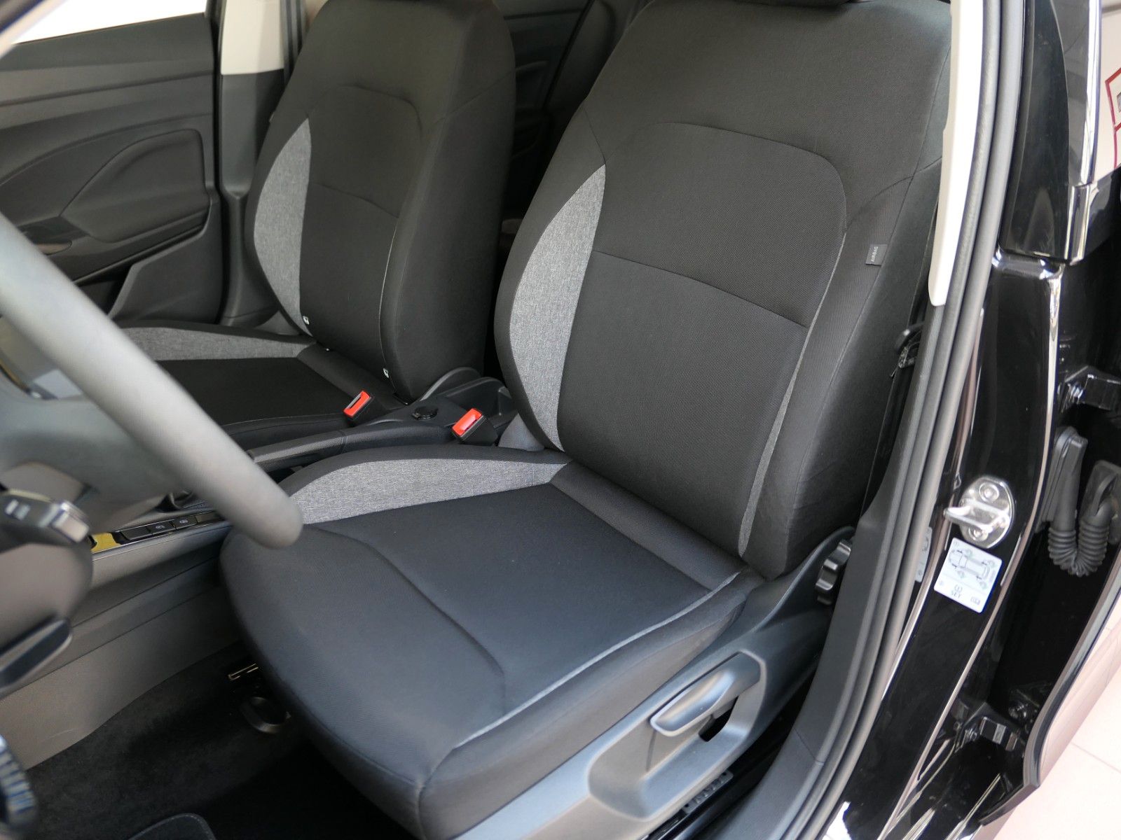 Fahrzeugabbildung SKODA Fabia Active Klima*4Türen*PDC*schwarzmet*ISO-Fix