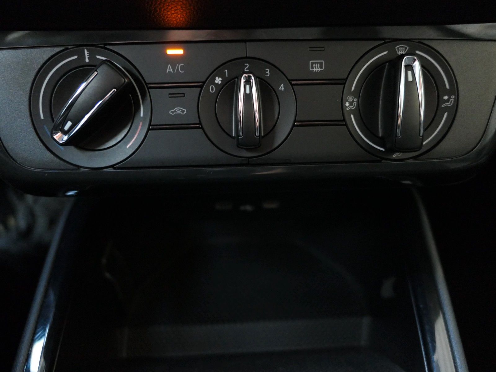 Fahrzeugabbildung SKODA Fabia Active Klima*4Türen*PDC*schwarzmet*ISO-Fix