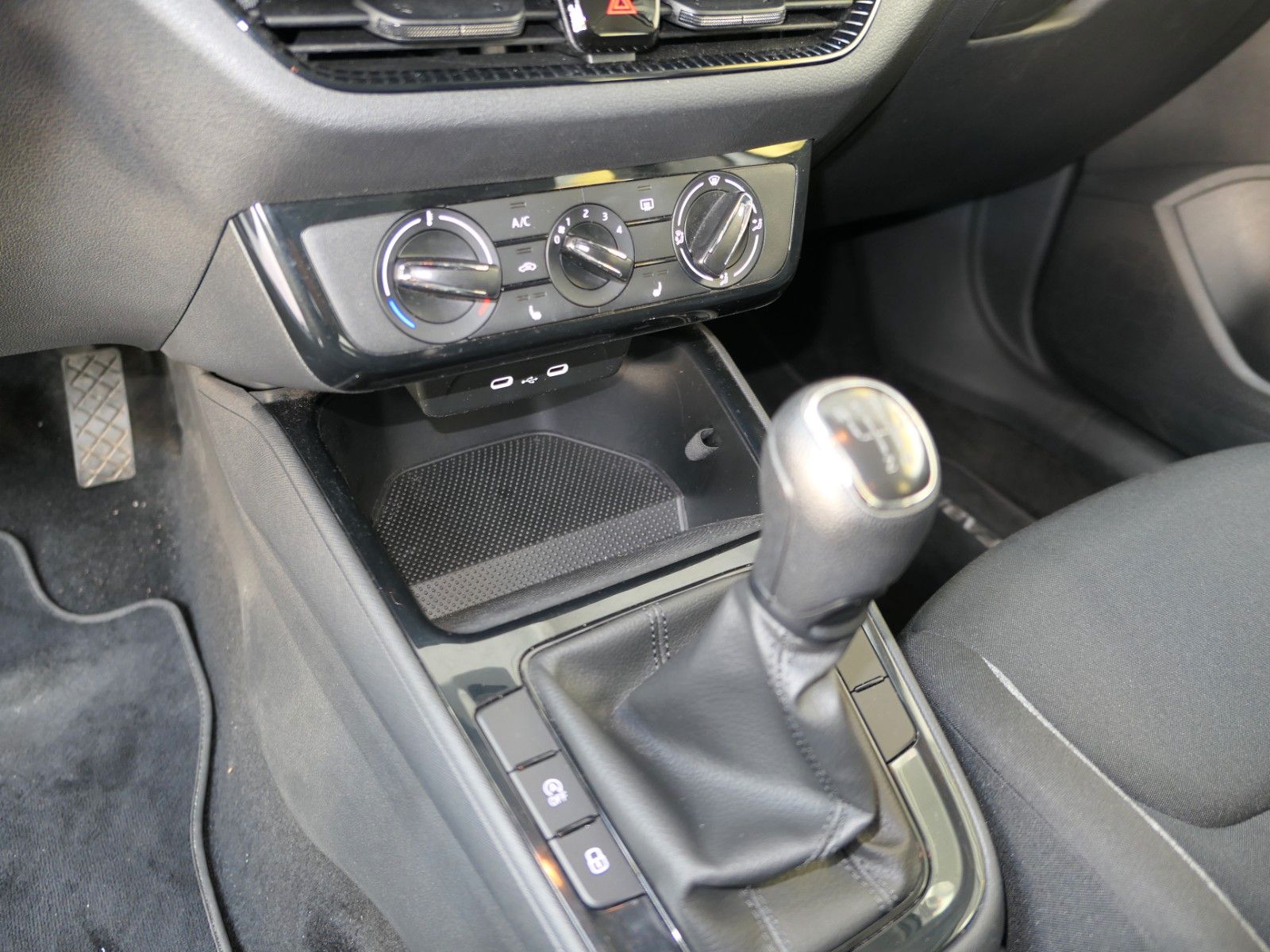 Fahrzeugabbildung SKODA Fabia Active 4 Türen * LED * PDC * TOP Zustand