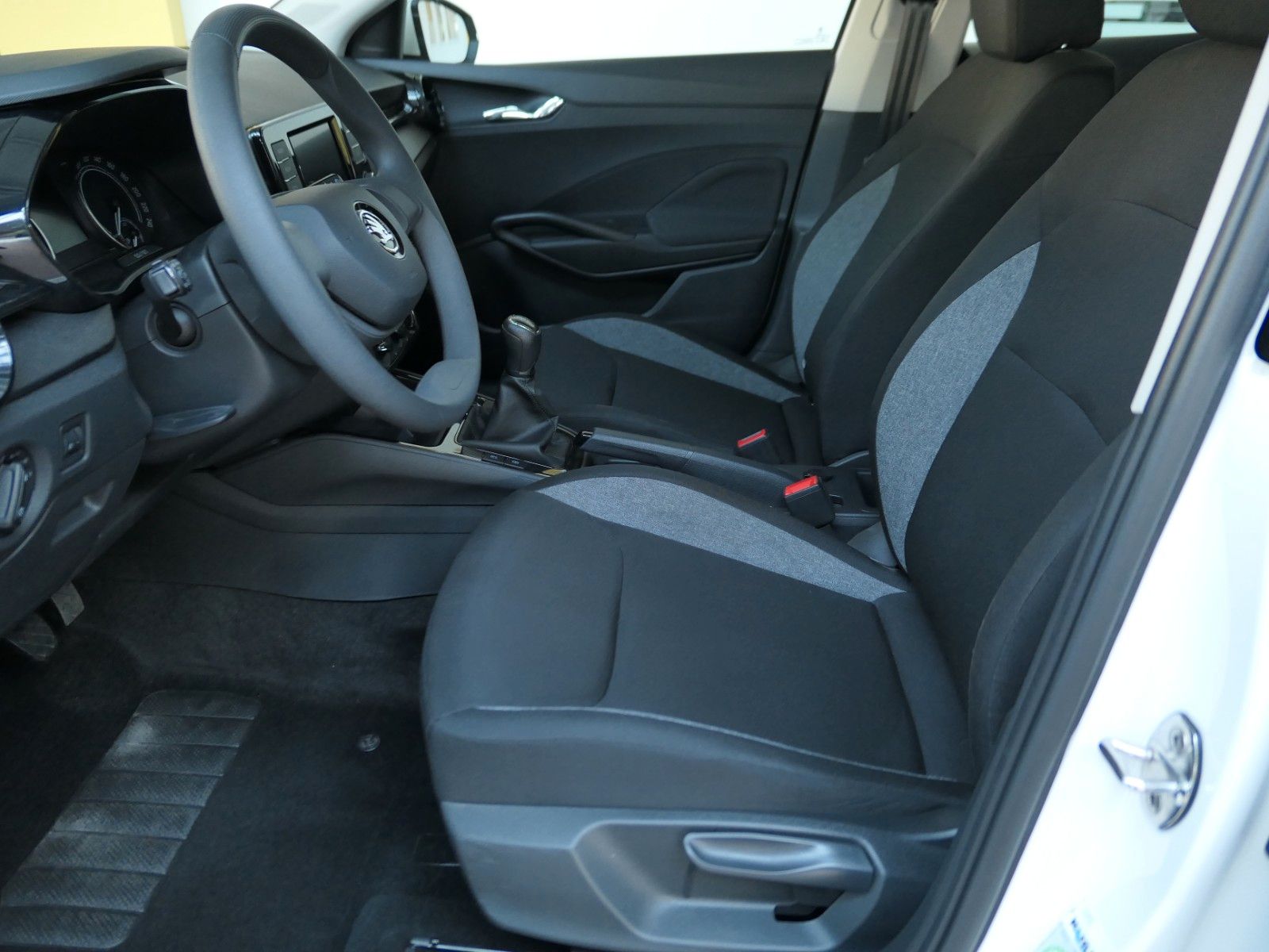 Fahrzeugabbildung SKODA Fabia Active 4 Türen * LED * PDC * TOP Zustand