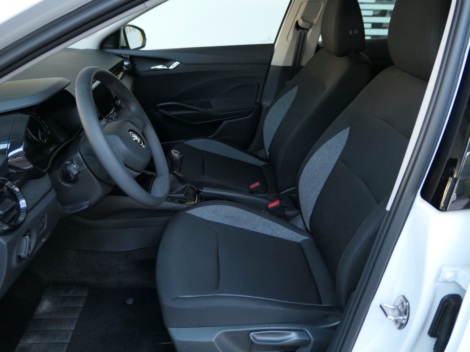 Fahrzeugabbildung SKODA Fabia Active 4 Türen * LED * PDC * TOP Zustand